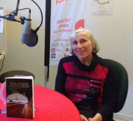 Martine Larrue Maillé est ravie de l'engouement que suscite son premier roman "Bordeaux Saint-Jean, roman de quai de quai gare". Sous forme de nouvelles, Martine , nous transporte dans l'univers de 8 personnalités aux histoires savoureuses, dont les destins se sont décidés, et croisés sur le quai de la gare Saint-Jean.